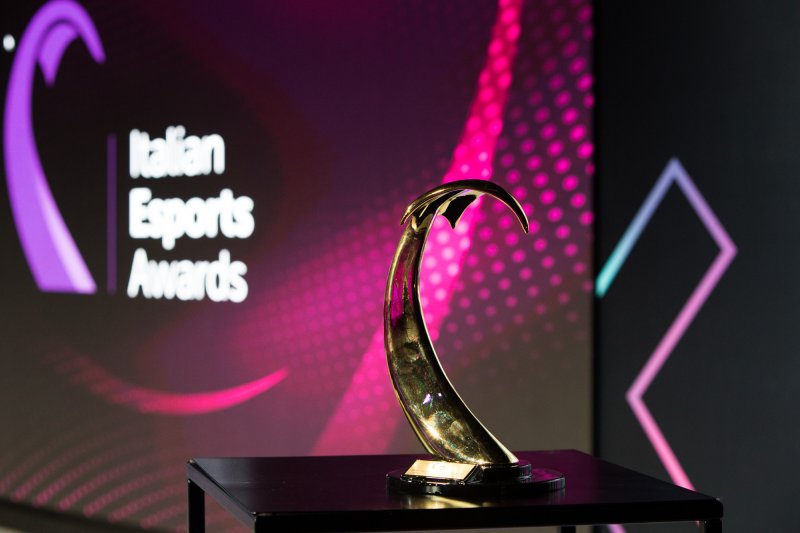 Il trofeo degli Italian Esports Awards