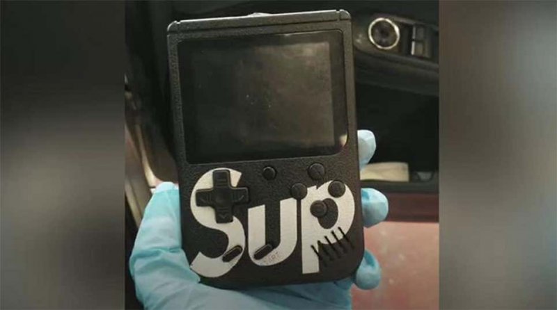 Dispositivo camuffato da Nintendo Game Boy