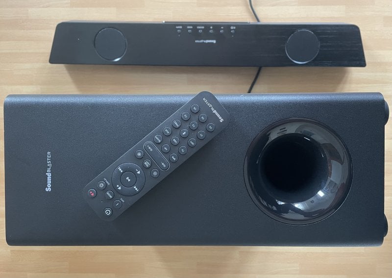 Vista dall'alto con soundbar e subwoofer Vista dall'alto con soundbar e subwoofer