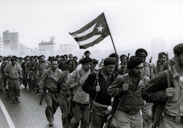 Far Cry 6: una fotografia dei guerriglieri in marcia durante la rivoluzione cubana