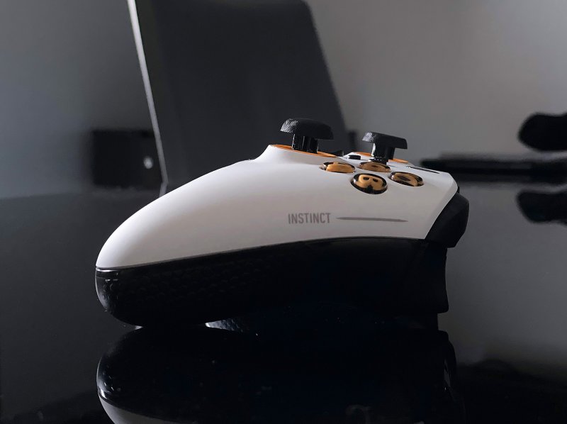 Scuf Instinct Pro visto di lato Scuf Instinct Pro visto di lato