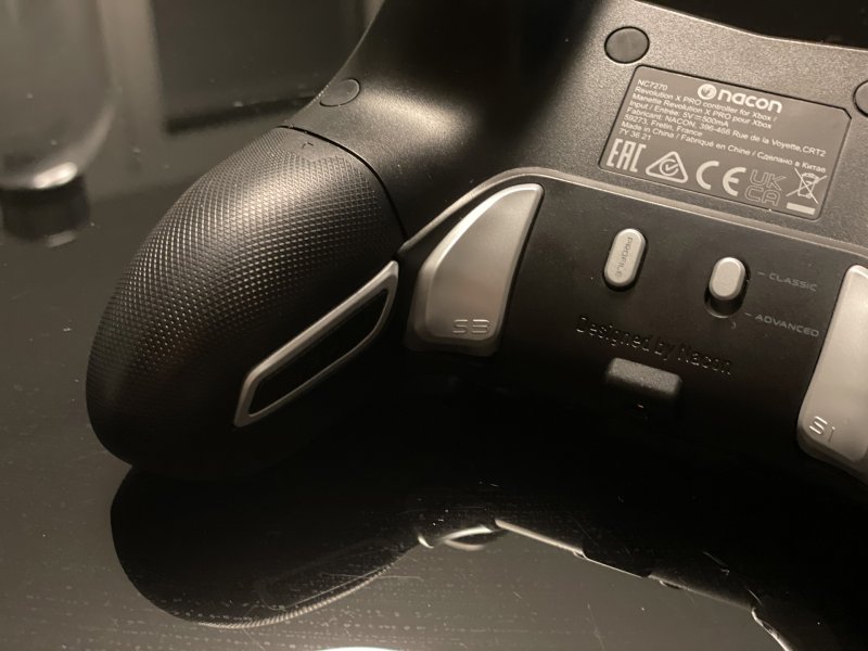 Nacon Revolution X Pro Controller, il dettaglio dei pulsanti integrati nei manubri Nacon Revolution X Pro Controller, il dettaglio dei pulsanti integrati nei manubri