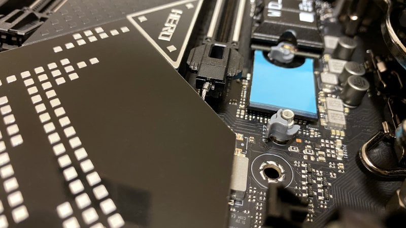 Il nuovo chipset Intel Z690 protetto dall'elegante armatura della ASUS ROG MAXIMUS Z690 Hero, vicino allo slot M.2 con doppio Q-Latch per fissare gli SSD NVMe in un lampo