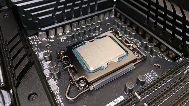 Il massiccio VRM da 20+1 fasi della ASUS ROG MAXIMUS Z690 HERO ci ha dato spazio per giocare con l'overclock