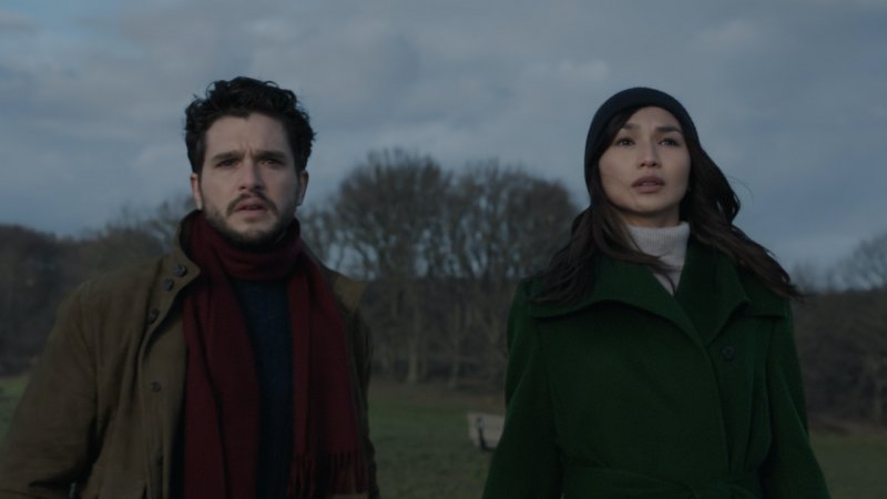 Eternals, Kit Harington e Gemma Chan in una scena