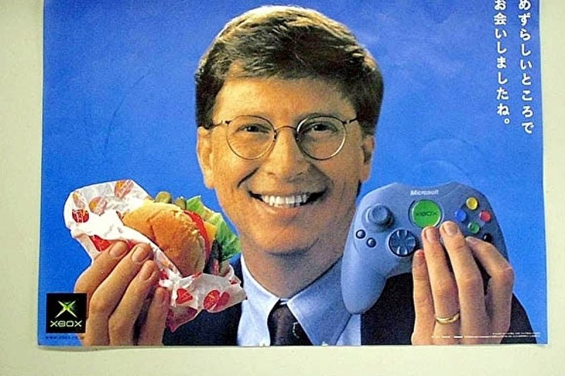 Bill Gates in una famigerata pubblicità Microsoft per il lancio di Xbox in Giappone Bill Gates in una famigerata pubblicità Microsoft per il lancio di Xbox in Giappone