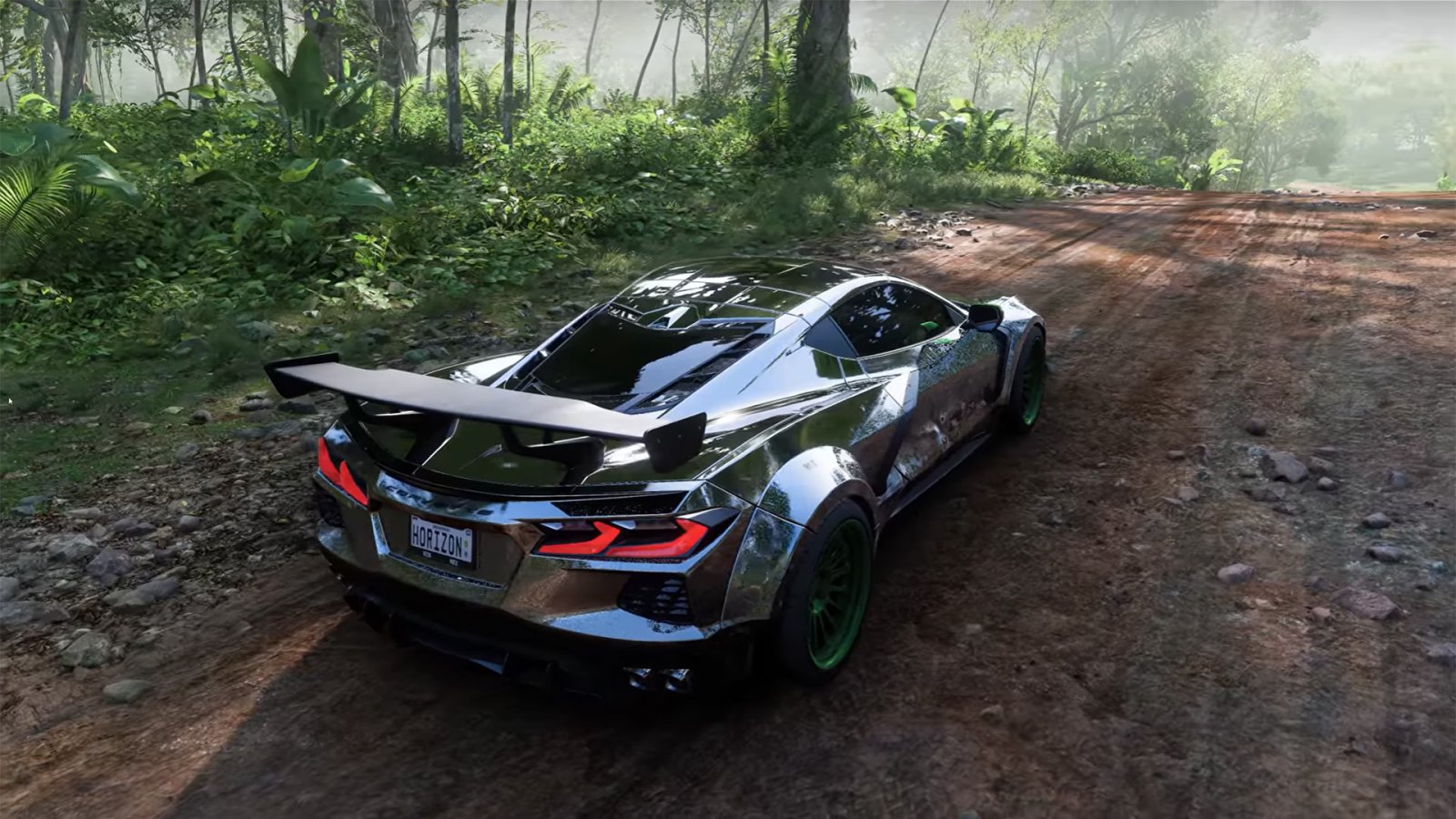 Un auto in una foresta