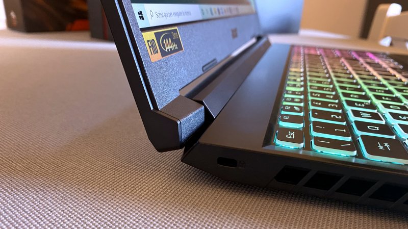 L'Acer Nitro 5 è ben costruito ma conserva un bel po' di plastica tra cornici e pancia L'Acer Nitro 5 è ben costruito ma conserva un bel po' di plastica tra cornici e pancia