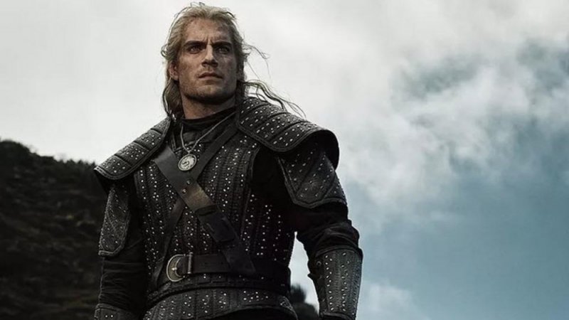 Henry Cavill nei panni di Geralt di Rivia in The Witcher Henry Cavill nei panni di Geralt di Rivia in The Witcher