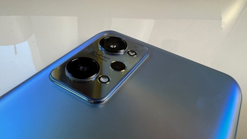Un dettaglio del modulo fotocamere posteriore di Realme GT Neo 2 Un dettaglio del modulo fotocamere posteriore di Realme GT Neo 2