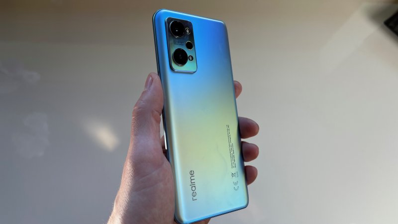 Il design di Realme GT Neo 2 è apprezzabile ma certamente non originale Il design di Realme GT Neo 2 è apprezzabile ma certamente non originale