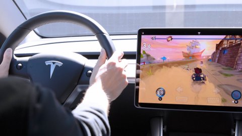 Tesla: no more video games on the touch screen with the car in motion