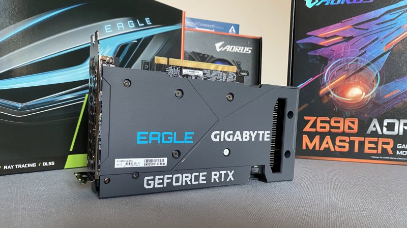 Il backplate della Gigabyte GeForce RTX 3050 Eagle, in plastica ma comunque utile per conferire robustezza estetica ed effettiva alla scheda Il backplate della Gigabyte GeForce RTX 3050 Eagle, in plastica ma comunque utile per conferire robustezza estetica ed effettiva alla scheda