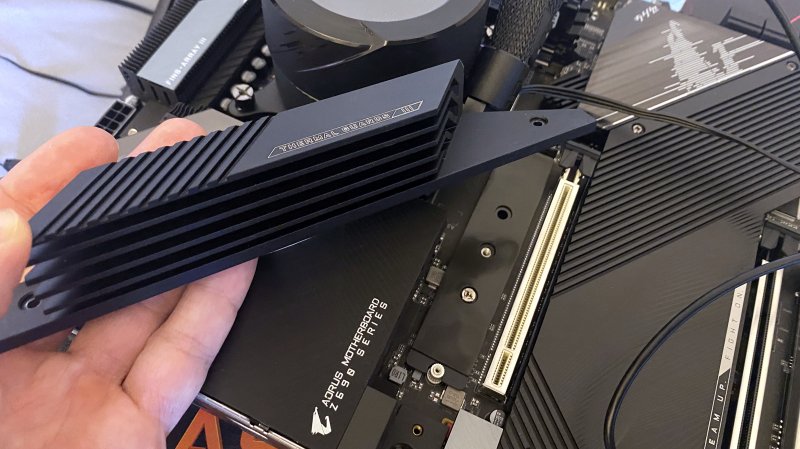 Lo slot M.2 principale della GIGABYTE AORUS Master gode di un dissipatore speciale Lo slot M.2 principale della GIGABYTE AORUS Master gode di un dissipatore speciale