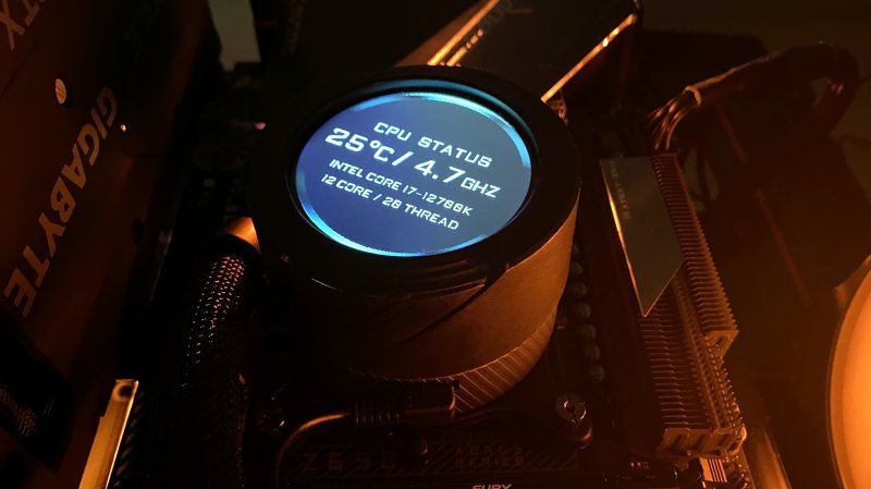 Il display del GIGABYTE AORUS Waterforce 240 ci ha consentito di tenere sott'occhio l'Intel Core i7-12700K in ogni momento Il display del GIGABYTE AORUS Waterforce 240 ci ha consentito di tenere sott'occhio l'Intel Core i7-12700K in ogni momento