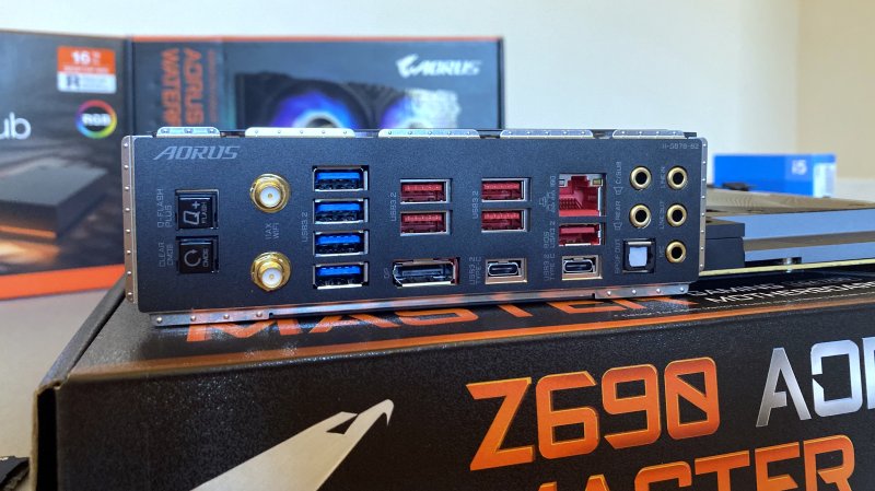 Il backpanel della GIGABYTE Z690 AORUS Master Il backpanel della GIGABYTE Z690 AORUS Master
