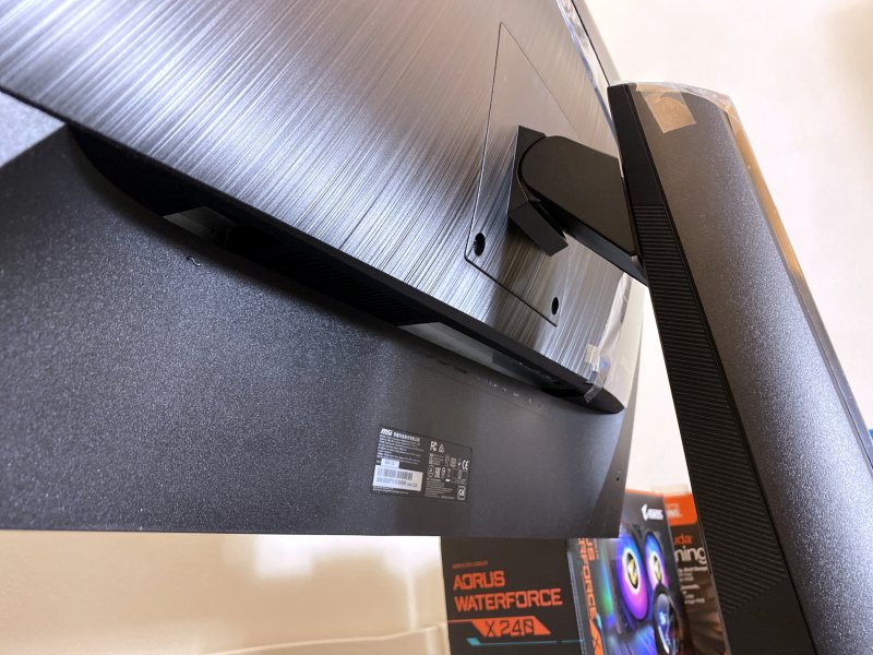 Il retro del monitor MSI Optix MPG321UR-QD