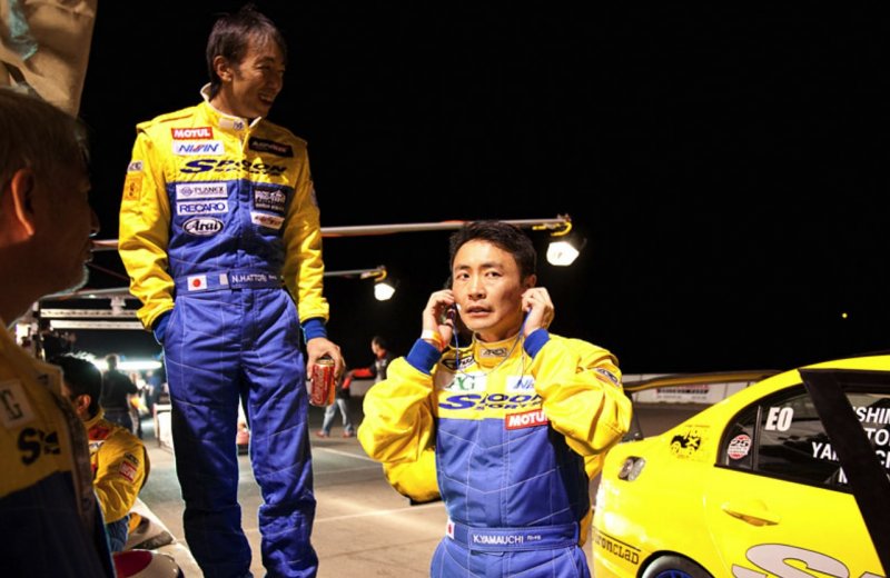 Gran Turismo: Kazunori Yamauchi durante la 25 ore di Thunderhill in California, dove ha partecipato come pilota. Gran Turismo: Kazunori Yamauchi durante la 25 ore di Thunderhill in California, dove ha partecipato come pilota.