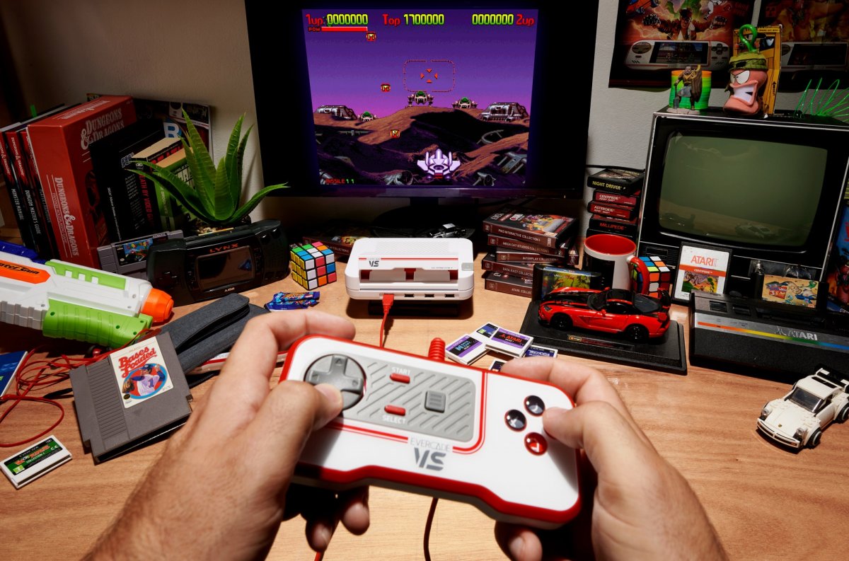 Evercade VS finalmente disponibile: la retro-console con oltre 280 giochi