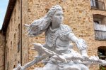 Horizon Forbidden West: PlayStation celebra il lancio con una statua di Aloy a Firenze - Notizia