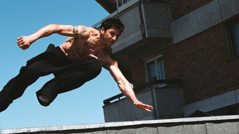 Parkour: David Belle, colui che è considerato il fondatore del 'movimento', mentre esegue uno 'speed vault'