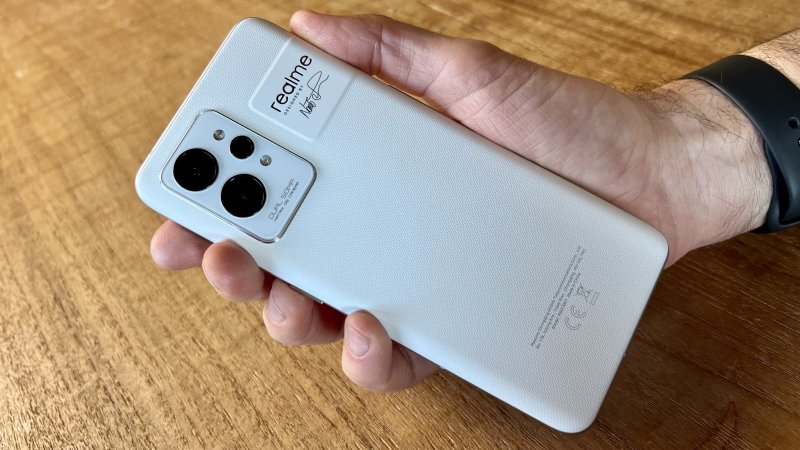 La particolare finitura della cover posteriore di Realme GT 2 Pro