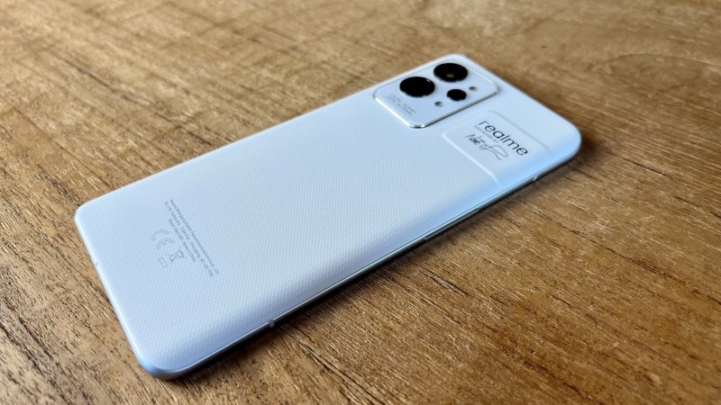 Realme GT 2 Pro può vantare anche una buona ergonomia