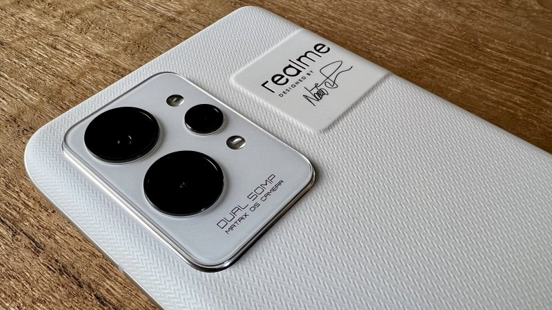Un dettaglio del modulo fotocamere di Realme GT 2 Pro