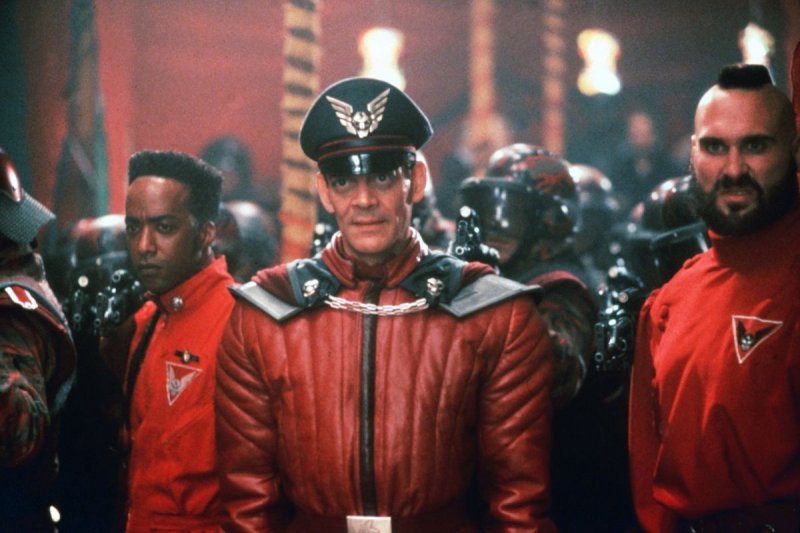 Videogiochi al cinema: Raúl Juliá nei panni di M. Bison nel film di Street Fighter