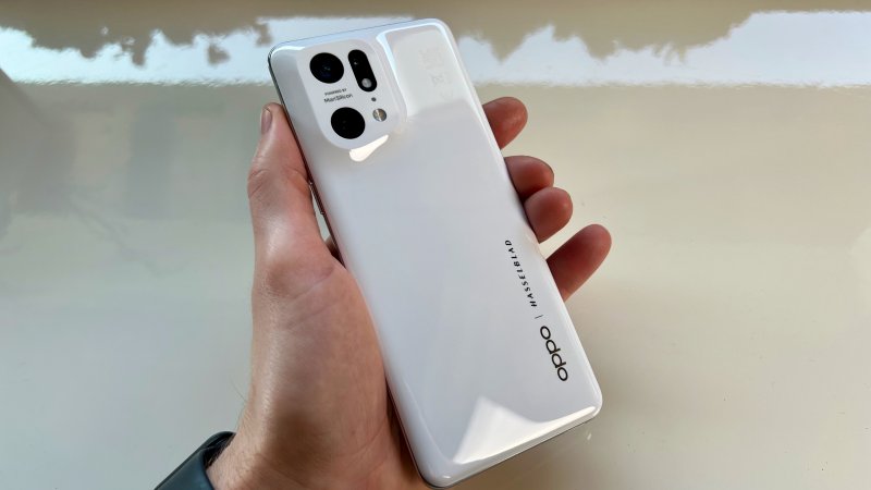 L'ergonomia di OPPO Find X5 Pro non convince del tutto L'ergonomia di OPPO Find X5 Pro non convince del tutto