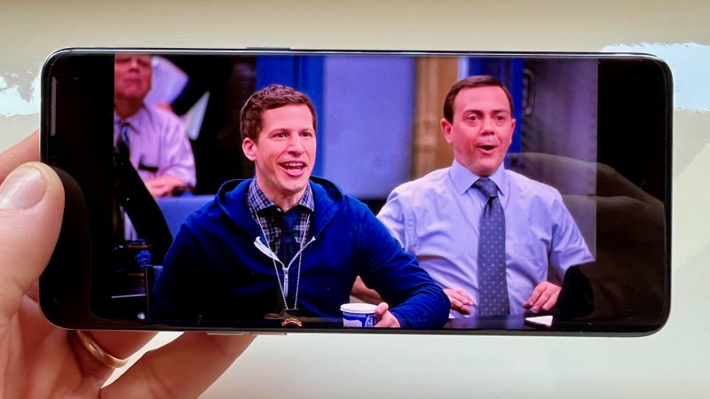 OPPO Find X5 Pro è ottimo per guardare film o serie TV OPPO Find X5 Pro è ottimo per guardare film o serie TV