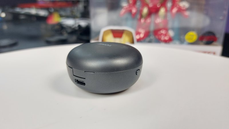 Ingresso USB e switch della custodia delle LG Tone Free FP9