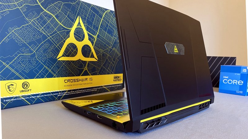 La copertura in plastica dello schermo è arricchita di fregi e colori