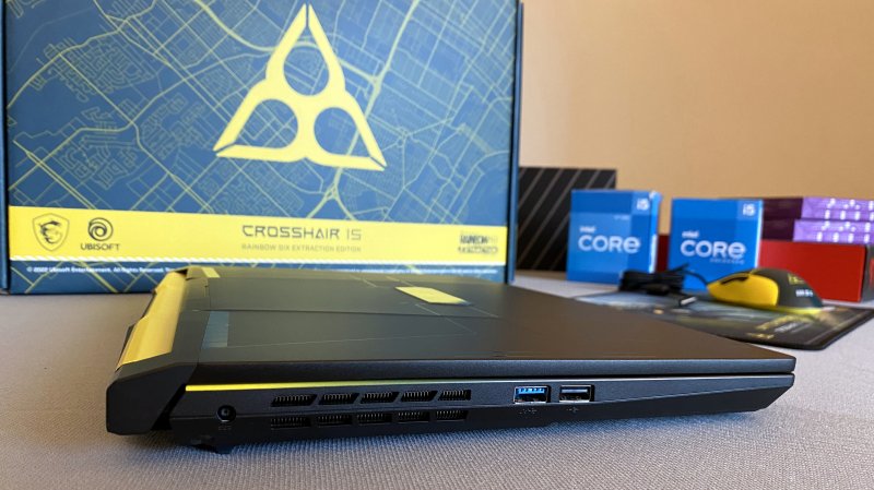 Una vista laterale del portatile con le 2 porte USB Tipo A e il collegamento per l'alimentatore