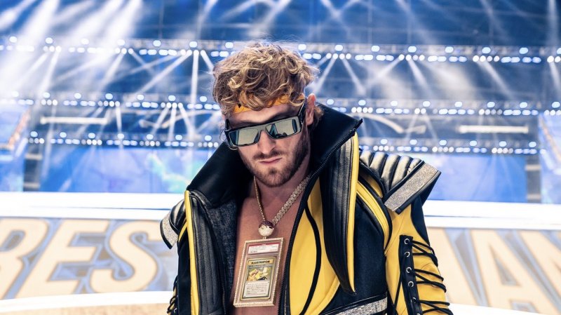 Logan Paul con al collo la carta di Pikachu