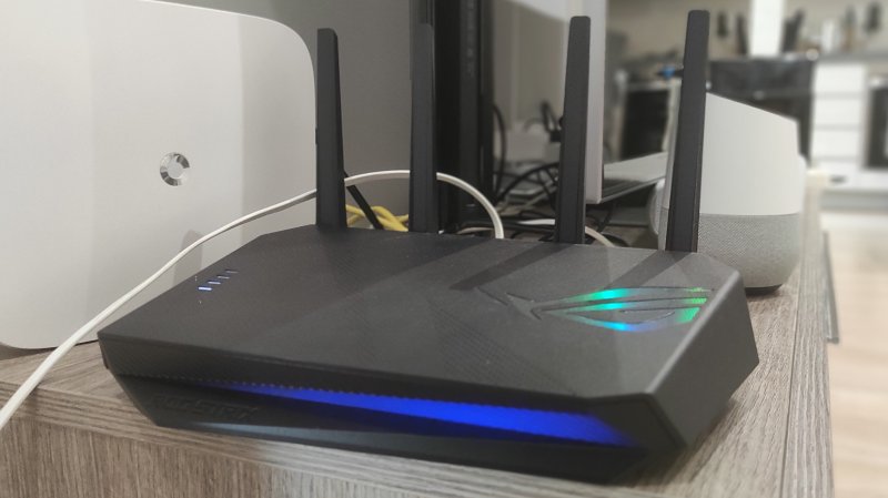 ASUS ROG GS-AX5400 ha un design classico, ma non rinuncia ad alcuni tocchi di colore