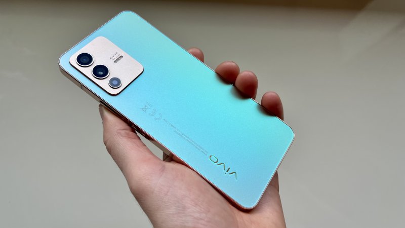 Vivo V23 5G e la sua particolare cover posteriore cangiante
