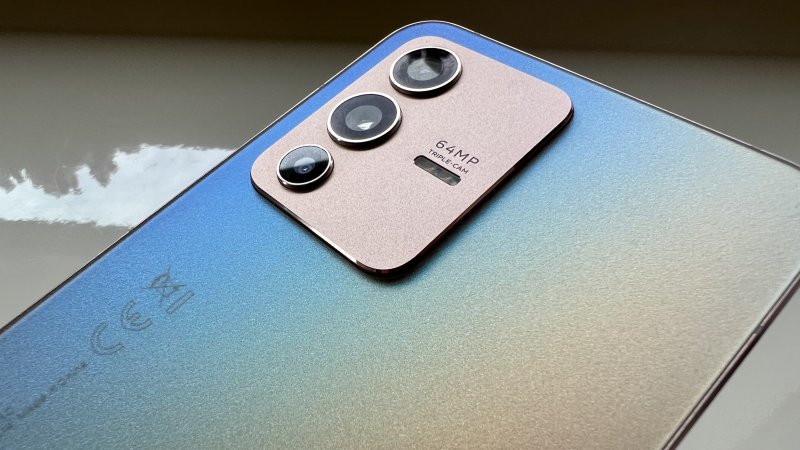 Un dettaglio del modulo fotocamere posteriore di Vivo V23 5G