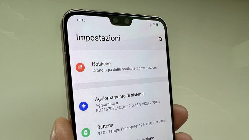 Il notch che ospita le due fotocamere anteriori di Vivo V23 5G