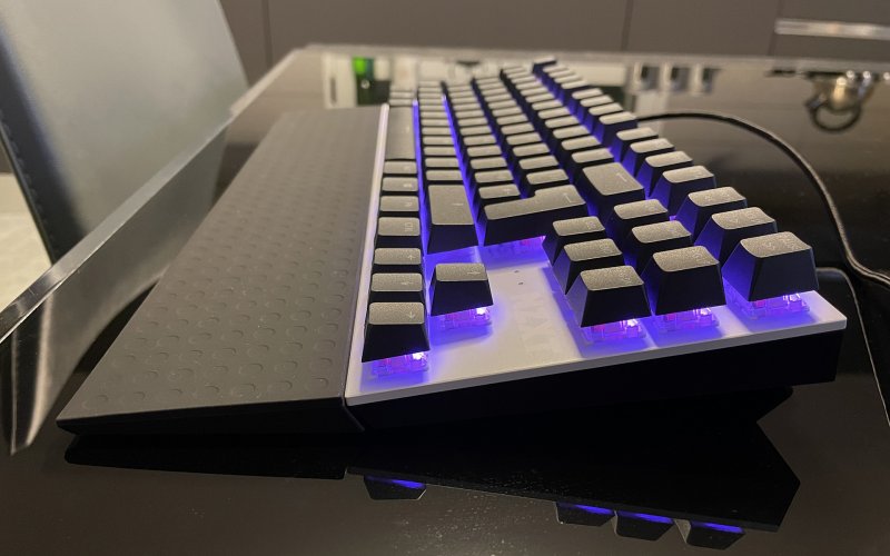 NZXT Function vista da destra con retroilluminazione viola
