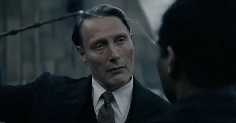 Animali Fantastici - I Segreti di Silente: il Grindelwald di Mikkelsen è più piatto di quello di Depp Animali Fantastici - I Segreti di Silente: il Grindelwald di Mikkelsen è più piatto di quello di Depp