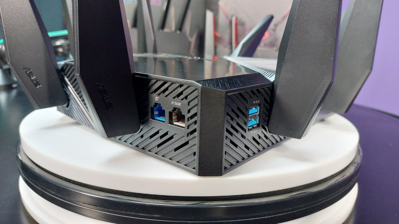 Le porte WAN/LAN e le due porte USB 3.0 di ASUS ROG Rapture GT-AXE11000 Le porte WAN/LAN e le due porte USB 3.0 di ASUS ROG Rapture GT-AXE11000