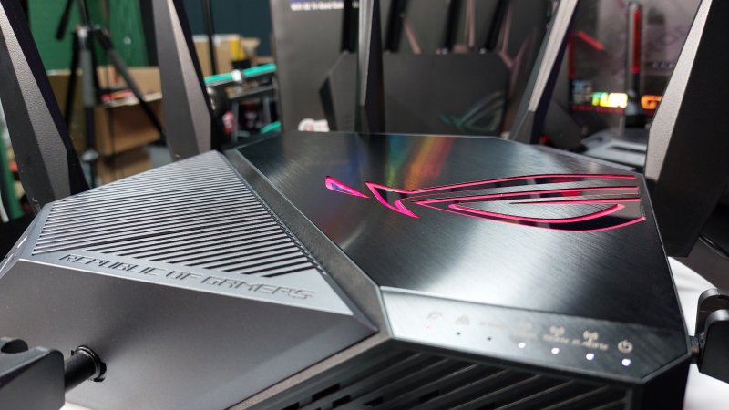Un dettaglio del logo RGB e dei LED di stato dell'ASUS ROG Rapture GT-AXE11000 Un dettaglio del logo RGB e dei LED di stato dell'ASUS ROG Rapture GT-AXE11000