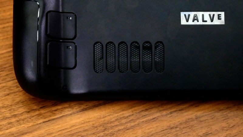 Un dettaglio dei pulsanti posteriori e della griglia di aspirazione Un dettaglio dei pulsanti posteriori e della griglia di aspirazione