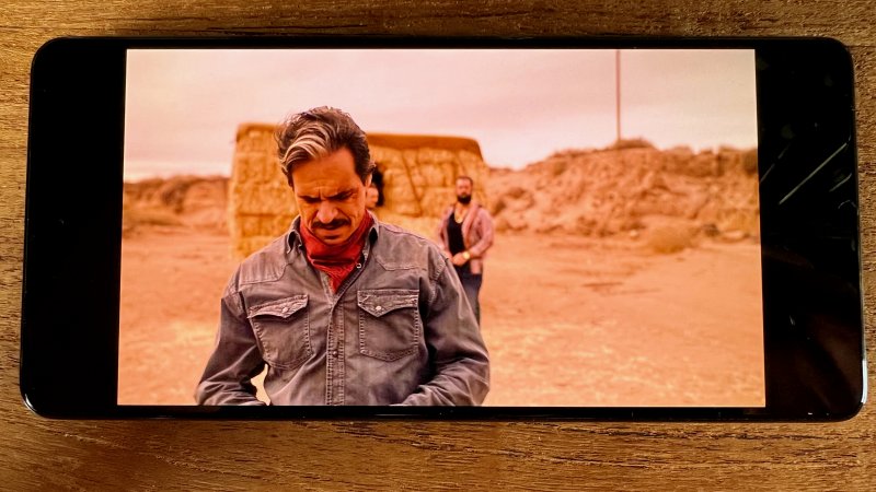 Il display di Motorola Edge 30 Pro non è forse il migliore sulla piazza ma fa un ottimo lavoro