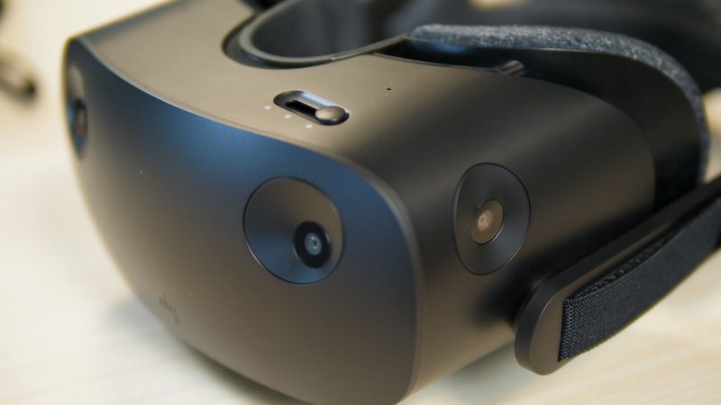 La parte inferiore del visore con il meccanismo di regolazione della distanza interpupillare