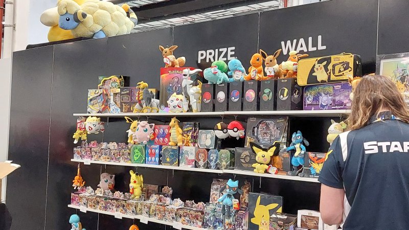 Un po' di gadget dei Pokémon Championships Internazionali di Francoforte 2022