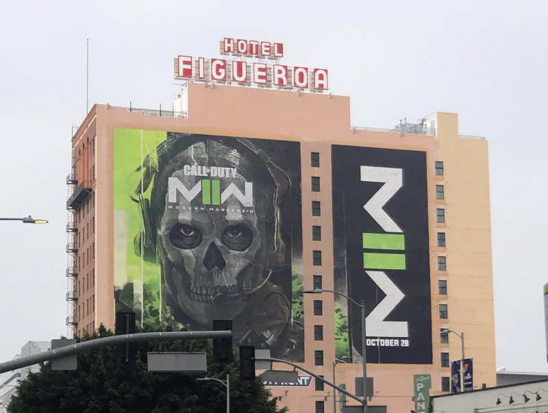 Nonostante l'assenza di una grossa fetta del consueto pubblico, c'è chi non rinuncia ad investire nelle caratteristiche pubblicità gigante nei dintorni del Convention Center, proprio come Call of Duty Modern Warfare II