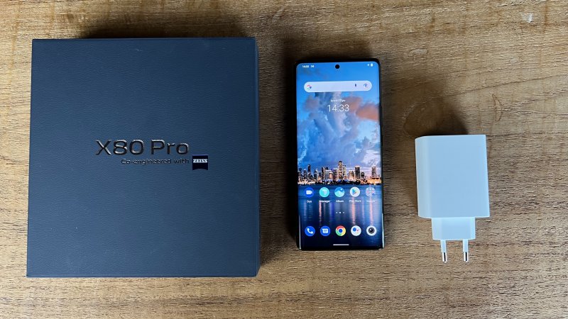 Il Vivo X80 Pro accanto alla sua confezione Il Vivo X80 Pro accanto alla sua confezione