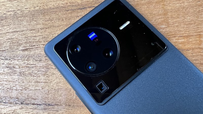 Il voluminoso corpo fotocamera di Vivo X80 Pro Il voluminoso corpo fotocamera di Vivo X80 Pro